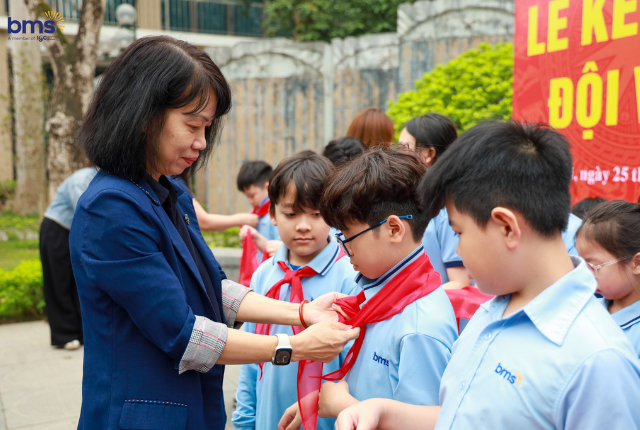 Trái tim nhỏ chạm ngọn lửa lớn - BMSers tự hào khoác lên vai màu khăn quàng đỏ dưới lá cờ tổ quốc thiêng liêng