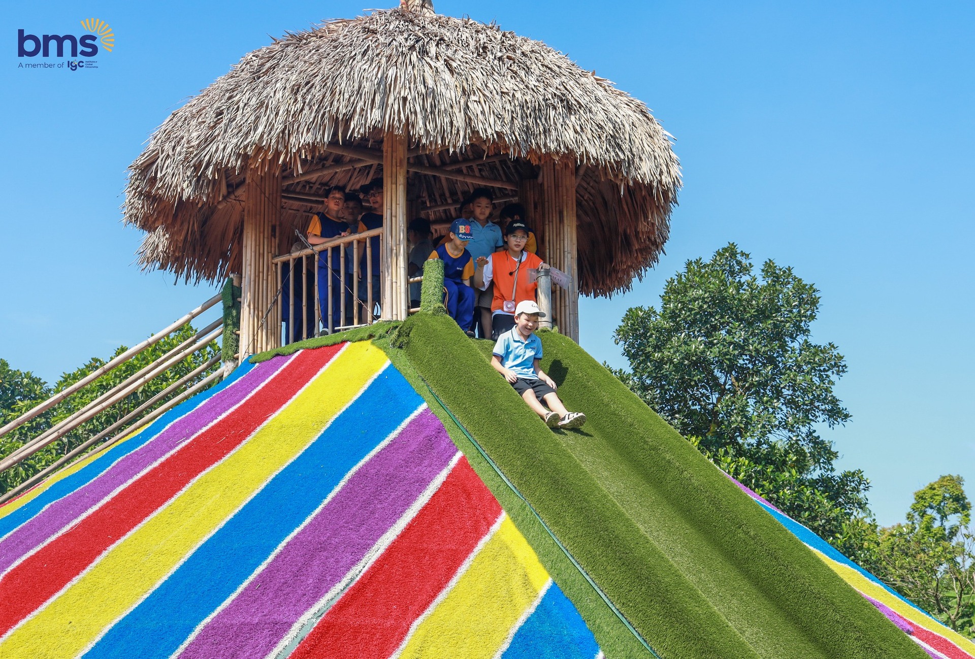 “Chạm” vào thiên nhiên đầy sắc màu cùng BMSers tại miền đất Erahouse